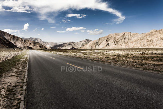 Estrada que atravessa montanhas, província de Qinghai — Fotografia de Stock