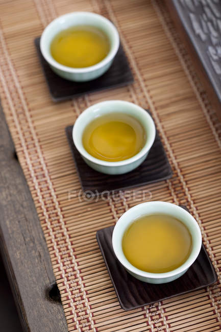 Close-up de xícaras chinesas com chá verde — Fotografia de Stock