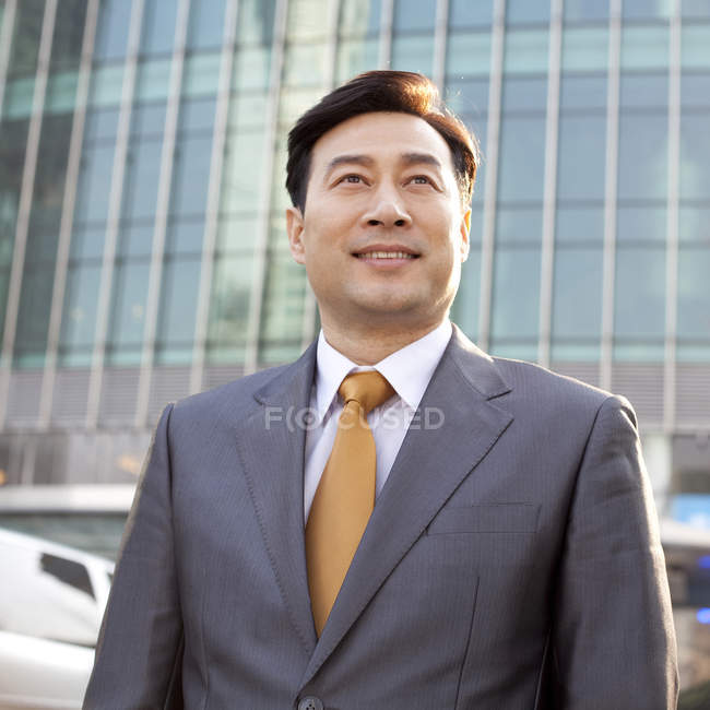 Porträt eines chinesischen Geschäftsmannes im Finanzviertel — Stockfoto