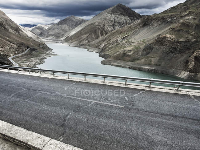 Scenic view of mountain road and lake in Tibet, China — Stock Photo