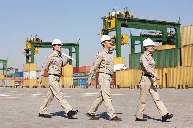 Lavoratori del settore marittimo cinese che camminano di fila — Foto stock