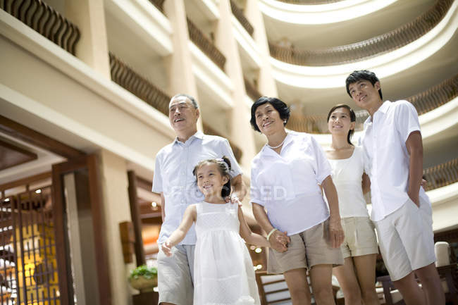 Famille chinoise multi-générations à l'hôtel — Photo de stock