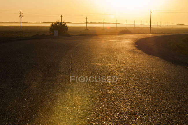 Puesta de sol en la carretera interior de Mongolia en China - foto de stock