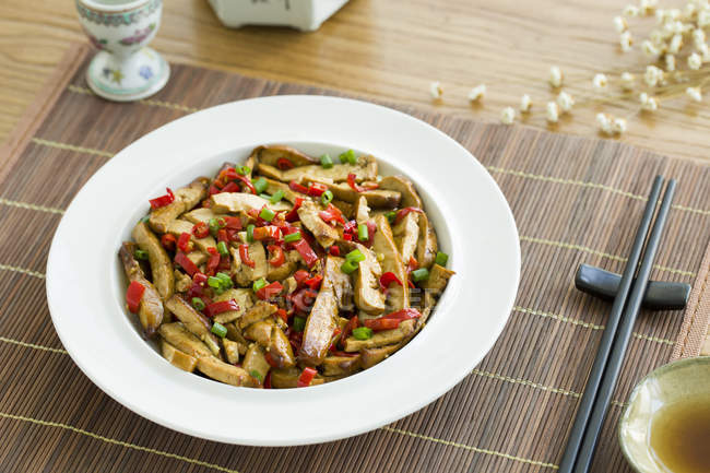 Tofu frito chinês com legumes — Fotografia de Stock