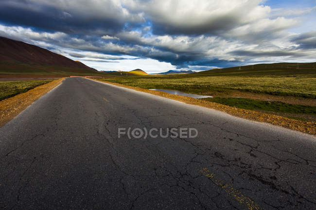Scenic view of road in Tibet, China — Stock Photo