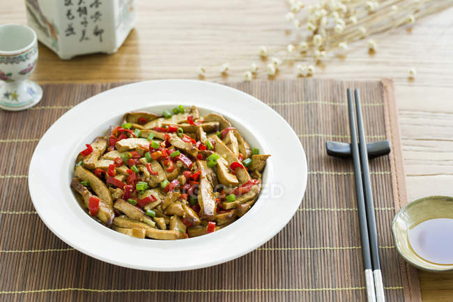 Tofu frito chino con verduras - foto de stock