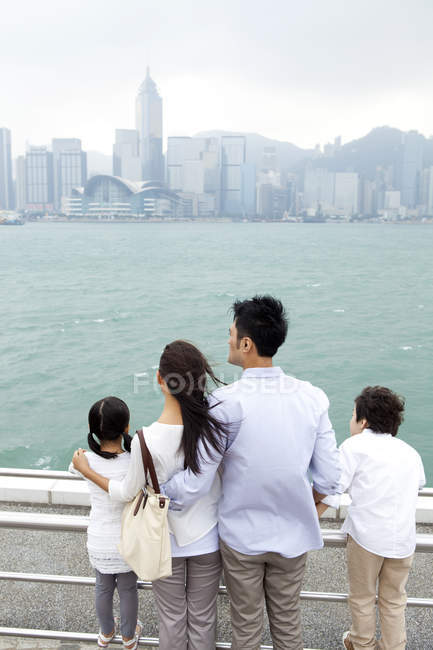 Rückansicht der Familie genießen schöne Landschaft des Victoria-Hafens, Hongkong — Stockfoto