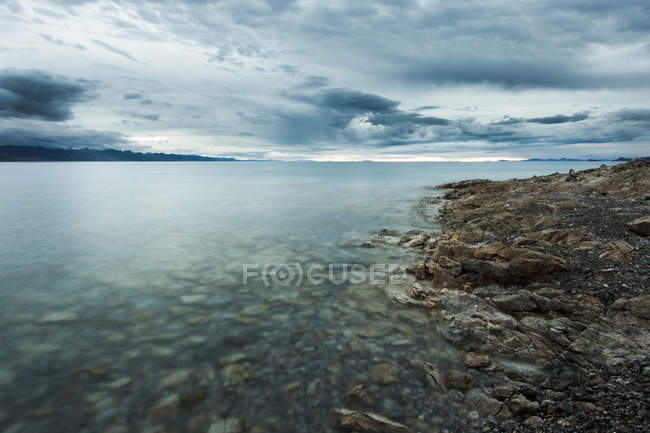 Scenic landscape with lake in Tibet, China — Stock Photo