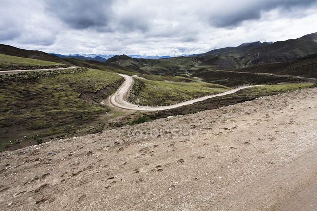 Camino del país en el Tíbet, China - foto de stock