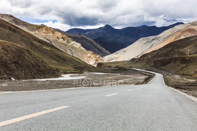 Scenic view of mountain road in Tibet, China — Stock Photo