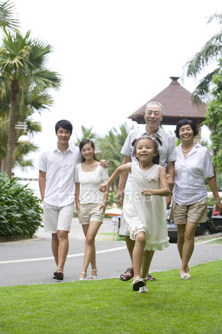 Família de várias gerações chinesa caminhando no resort turístico — Fotografia de Stock