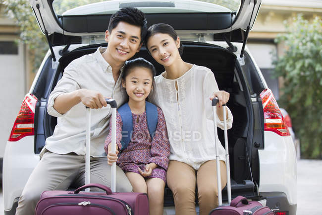 Китайські родини сидить з багажем в багажник автомобіля — стокове фото