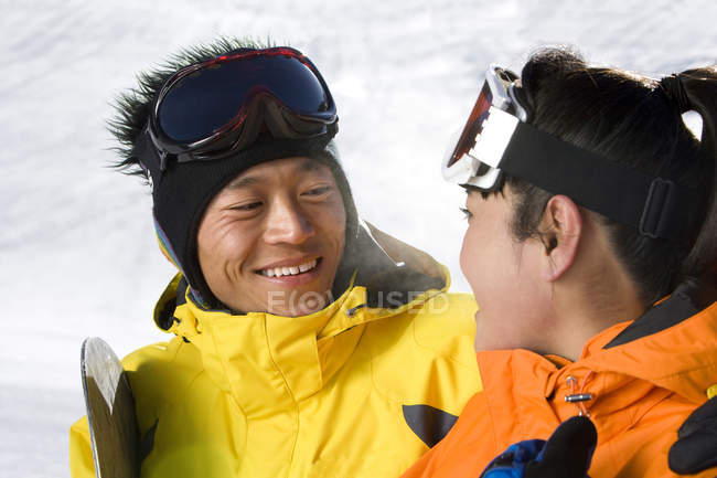 Nahaufnahme eines chinesischen Mannes, der Frau in Sportausrüstung anlächelt — Stockfoto