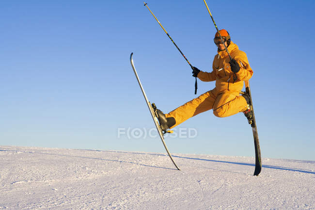 Hombre chino saltando con equipo de esquí - foto de stock