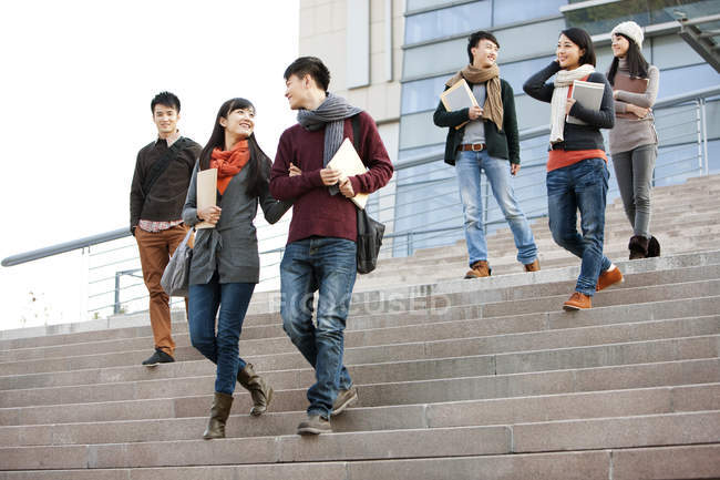 Studenti universitari cinesi che scendono i gradini dell'edificio universitario — Foto stock