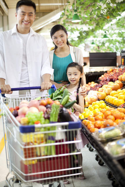 Китайская семья покупает фрукты в супермаркете — стоковое фото