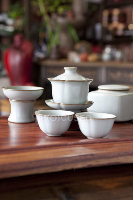 Conjunto de té chino tradicional en mesa de madera - foto de stock