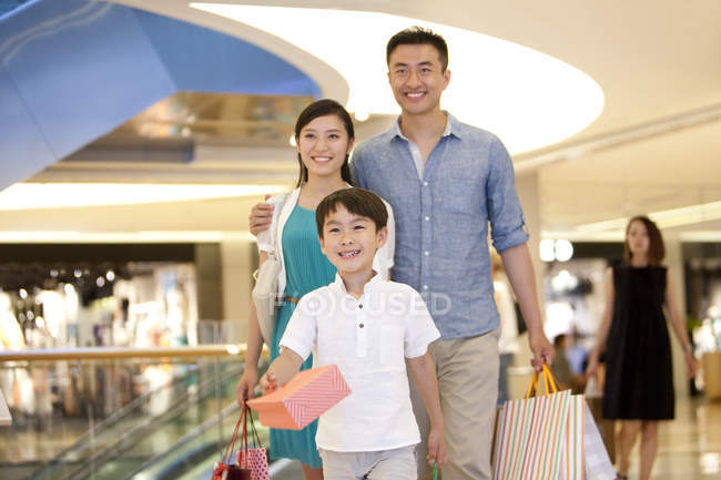 Família chinesa com filho fazendo compras na loja de departamento — Fotografia de Stock