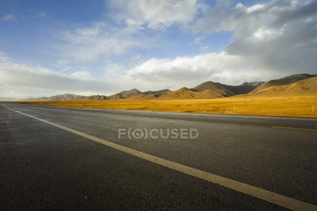 Carretera en el campo de la provincia de Qinghai - foto de stock