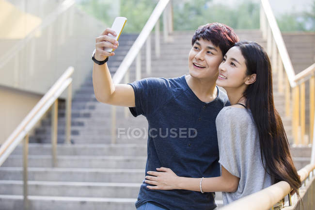 Coppia cinese scattare selfie con smartphone — Foto stock