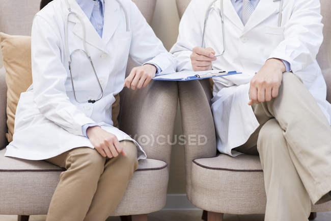 Medici seduti in poltrone, vista ritagliata — Foto stock