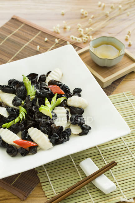 Inhame chinês e mu-er prato de cogumelos — Fotografia de Stock