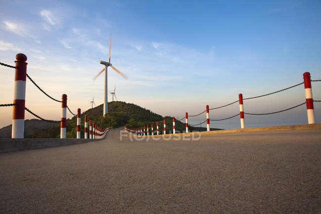 Turbinas eólicas por estrada na costa da China — Fotografia de Stock
