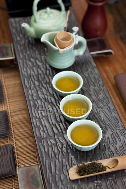 Tè tradizionale cinese apparecchiato sulla tavola — Foto stock
