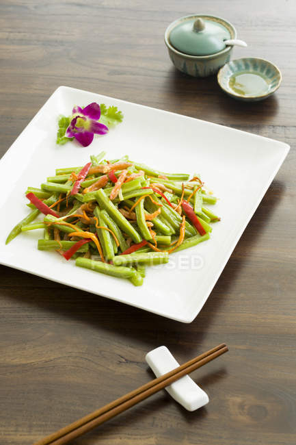 Традиційний китайський салат з гострою динею — стокове фото