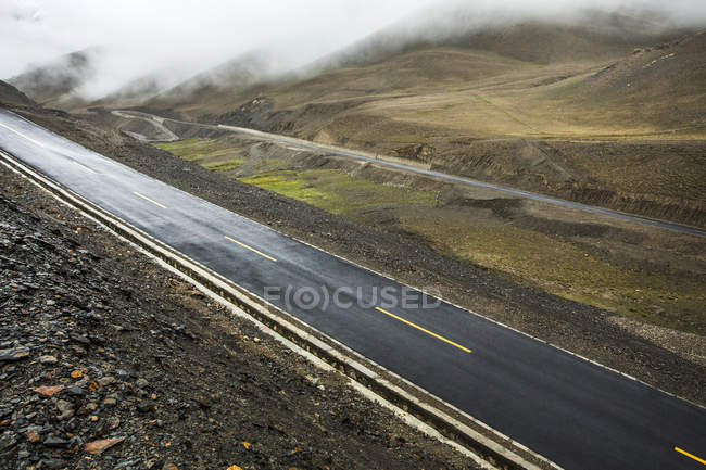 Durchgangsstraße in den Bergen von Tibet, China — Stockfoto