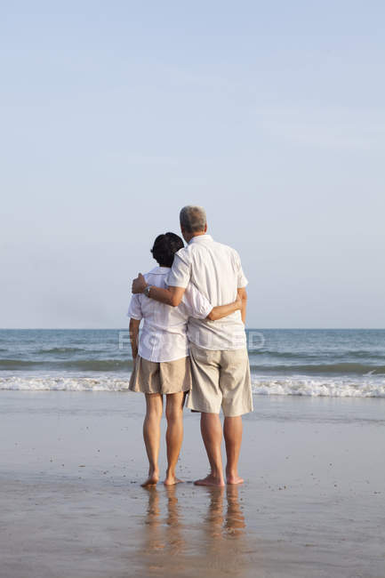 Vista posteriore della coppia anziana guardando in lontananza in mare — Foto stock