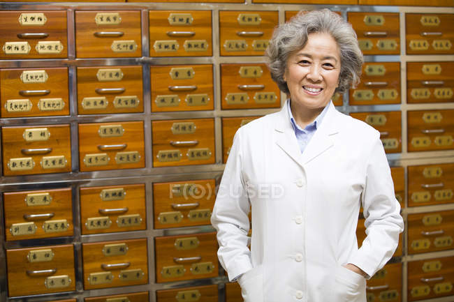 Ritratto di dottoressa nella farmacia tradizionale cinese — Foto stock