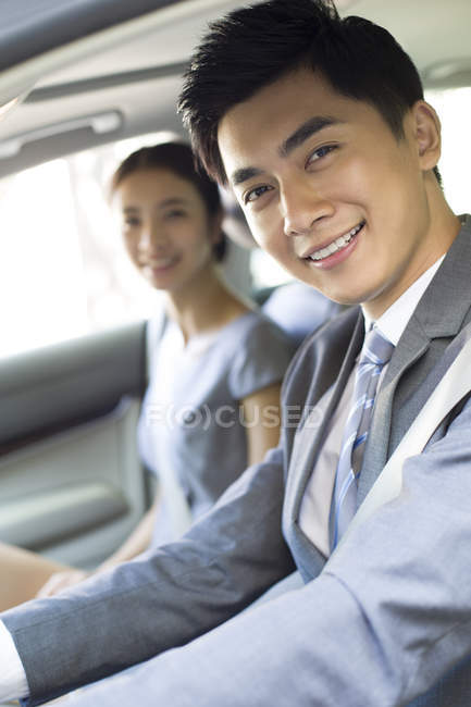 Chinois homme d'affaires voiture de conduite avec petite amie — Photo de stock