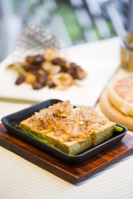 Tofu chinois frit au thon fumé — Photo de stock