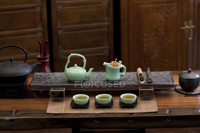 Sala de chá chinês tradicional com chá servido — Fotografia de Stock