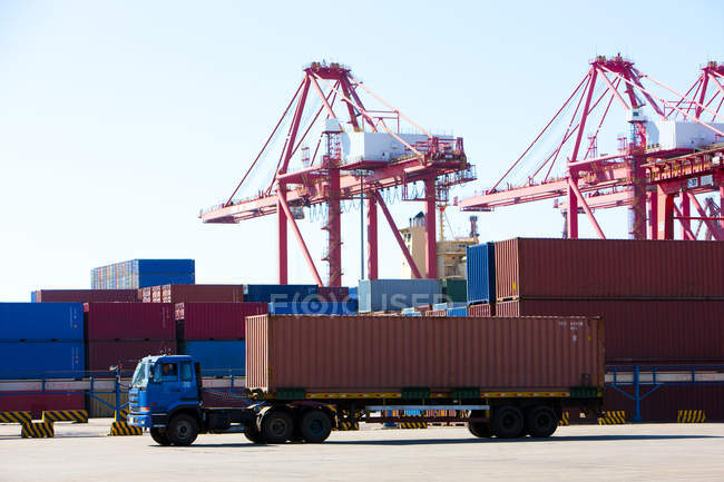 Cranes and cargo containers in shipping dock — Stock Photo