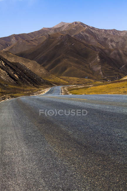 Route traversant une région sauvage dans la province de Qinghai, en Chine — Photo de stock
