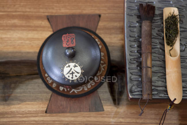 Caddie de té chino tradicional, cucharada de madera y cepillo de té - foto de stock
