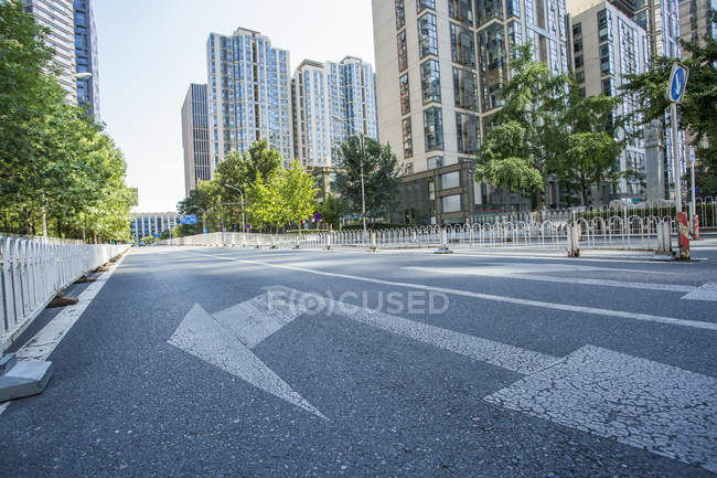 Cena urbana de estrada e arquitetura moderna de Pequim, China — Fotografia de Stock
