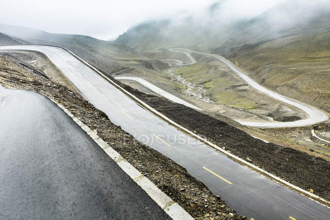 Живописный вид на дорогу в горах Тибета, Китай — стоковое фото