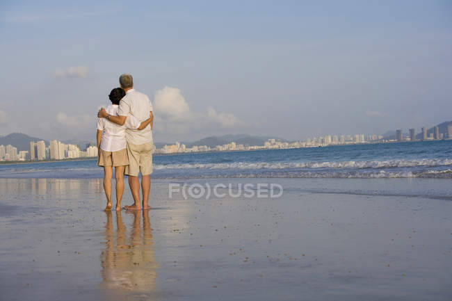 Visão traseira do casal sênior olhando para a distância em paisagem urbana — Fotografia de Stock