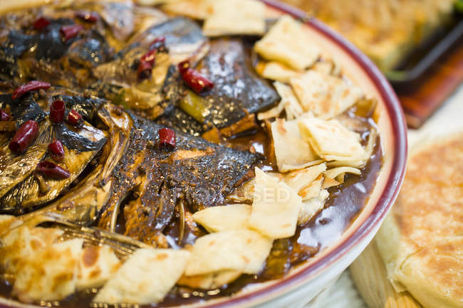 Pan chino empapado en sopa de cabeza de pescado - foto de stock