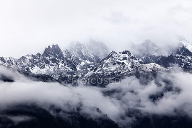 Гірський хребет Meili снігом гори в провінції Юньнань, Китай — стокове фото