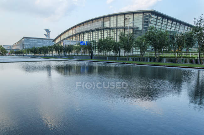 Міські сцени сучасної будівлі біля озера в Пекіні, Китай — стокове фото