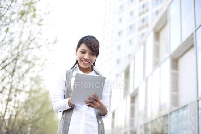 Chinesische Geschäftsfrau nutzt digitales Tablet in der Stadt — Stockfoto