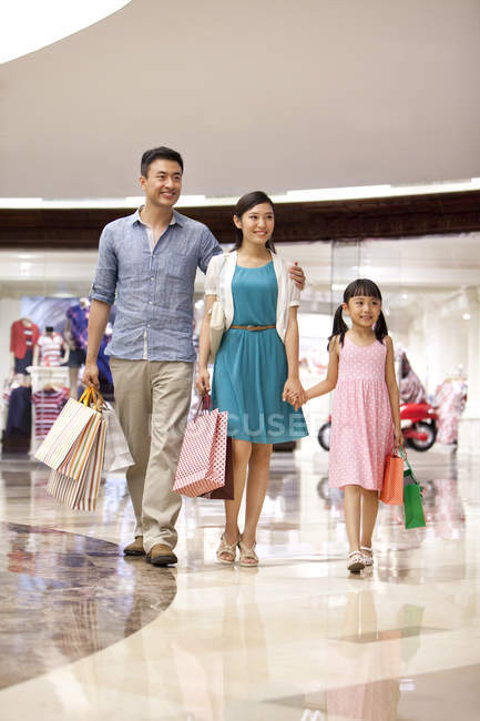 Famille chinoise avec fille faisant du shopping dans un grand magasin — Photo de stock