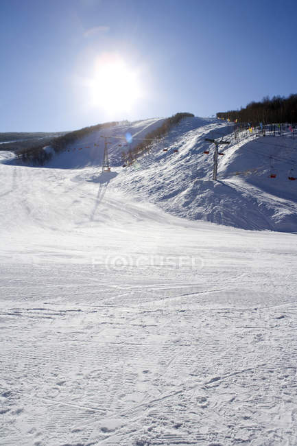Blick auf den Skilift im Wintersportort — Stockfoto