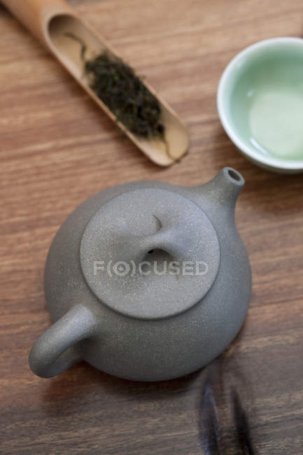 Крупним планом сірий китайський чайник на столі — стокове фото