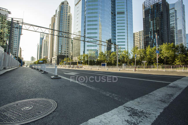 Escena urbana de carretera y arquitectura moderna de Beijing, China - foto de stock