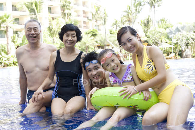 Китайская семья из нескольких поколений позирует в бассейне — стоковое фото